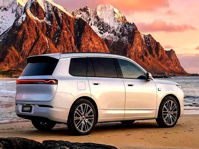 比亚迪双旗舰SUV同天亮相：设计路线分歧，5点对比教你怎么选-有驾