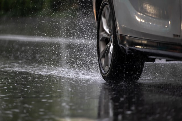 胎压高爆胎__开车过程中胎压过高