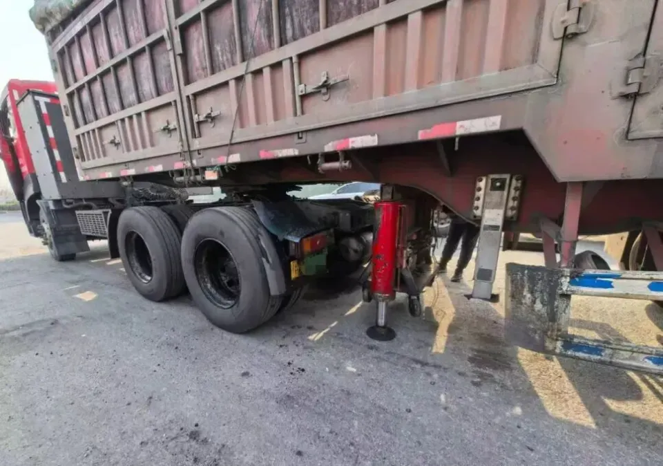 被迫“换头”的国六货车：企业称为治理大气仅让新能源车入内，货车租电动车头才能进厂卸货，每次花费200至400元