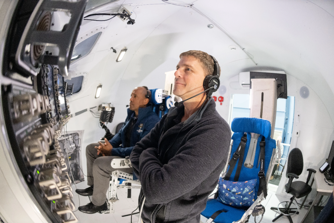 阿尔忒弥斯二号二号任务指挥官里德·怀斯曼（前）与飞行员维克托·格洛弗在约翰逊航天中心参与任务返回大气层模拟训练。