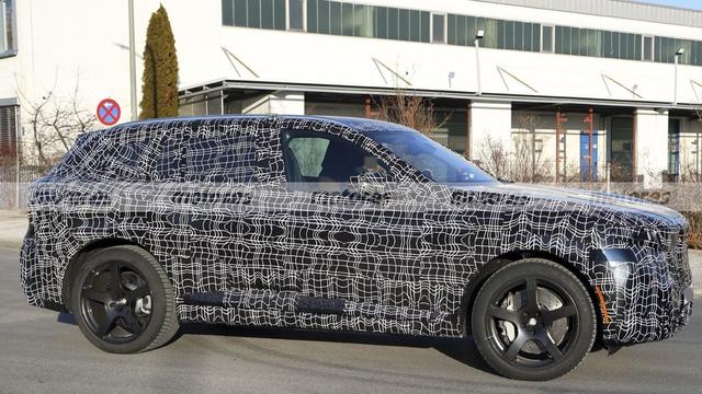 全新宝马X5 M60 xDrive路试曝光：3.0L直六轻混，550马力+22寸轮毂-有驾