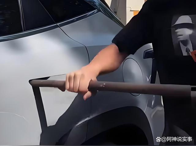 救命新规！工信部强制发文，2027年起所有新车必装“逃生把手”