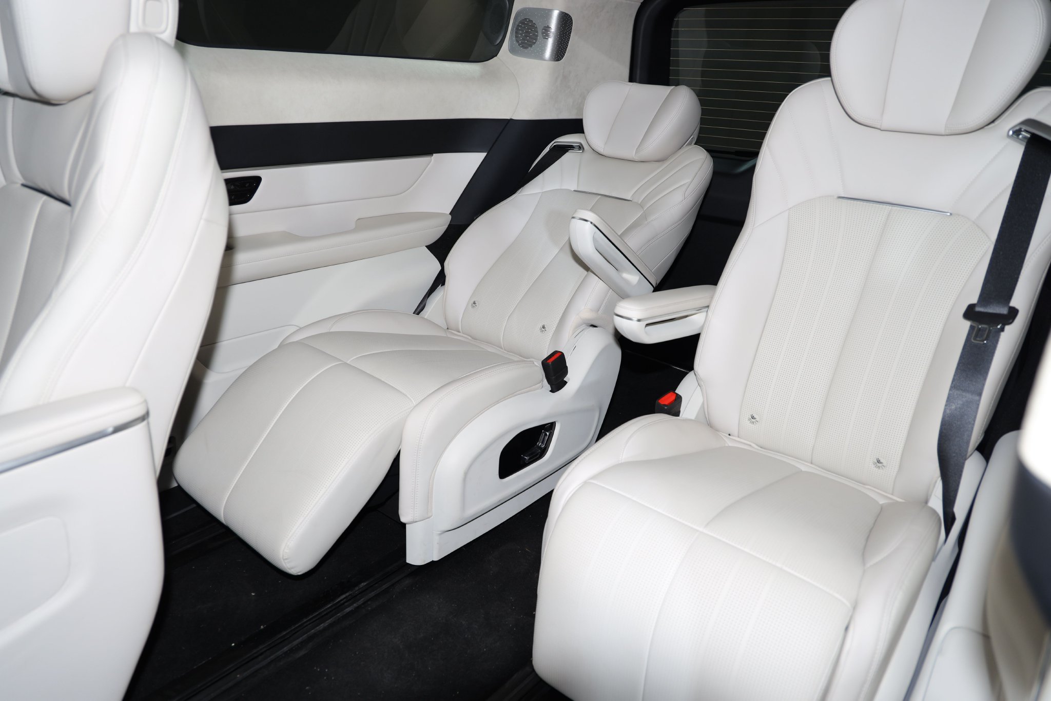 六座版 第三排也有腿托