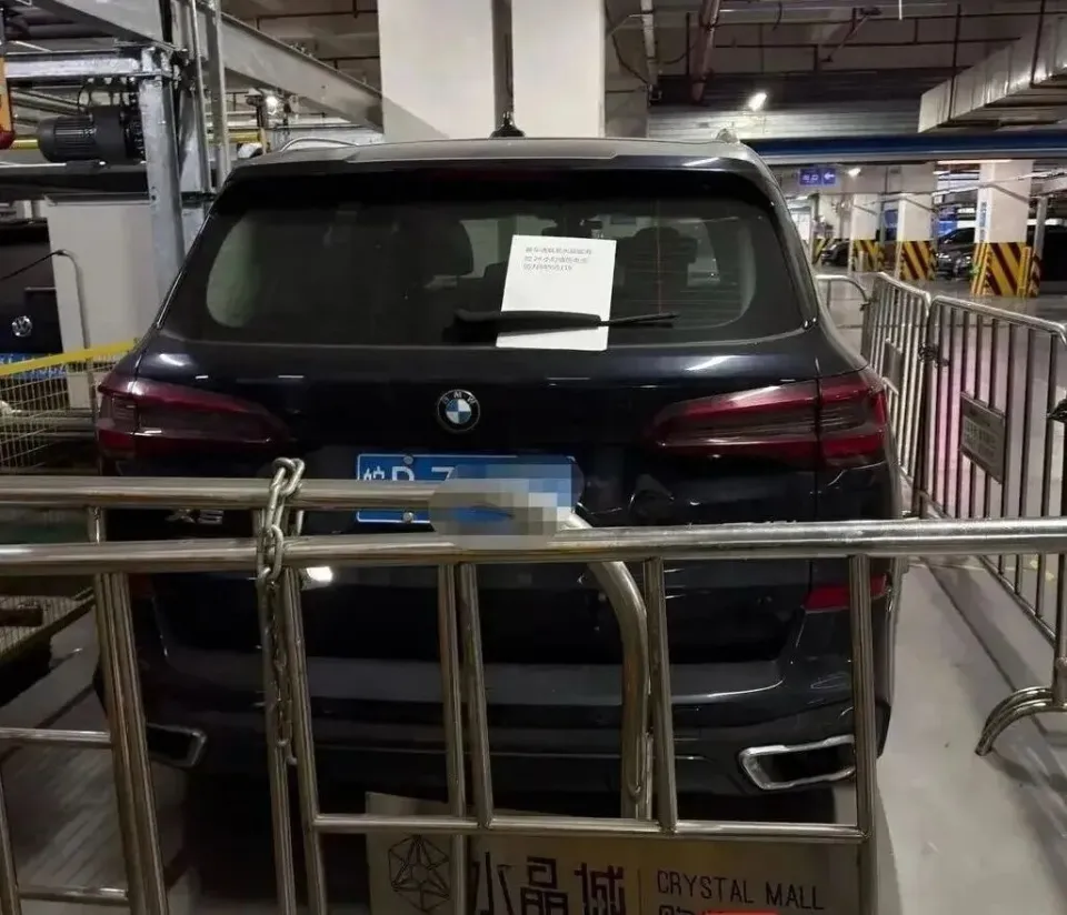 一宝马车在商场停了8101小时、计费近1.7万元，车被围栏锁住！车主回复