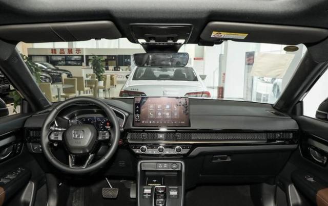 CRV用车群众的眼睛是雪亮的，我身边开CRV的朋友销量口碑都很好，这车空间宽敞动力足油耗低质量可靠-有驾