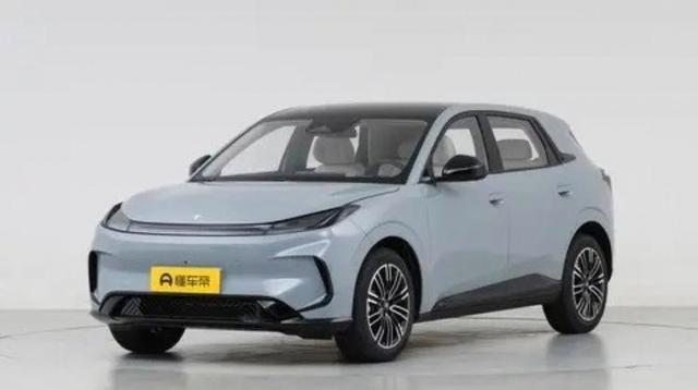 2025年纯电轿车市场彻底大洗牌，吉利星愿以46.5万辆销量登顶老大哥们被远远甩开，微型车和小型车继续霸榜前三价格亲民成家庭用户首选-有驾