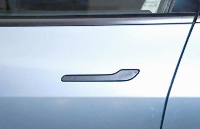 全球首例,中国正式禁止电动汽车使用隐藏式门把手,特斯拉设计面临安全大考,马斯克或迎来难题引发行业深思-有驾