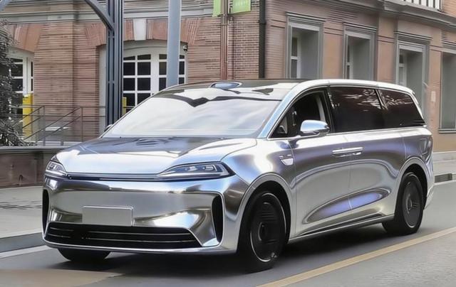 智界能不能翻身,就看这次V9表现如何,问界M5、M7卖得不佳后,靠M9和M8稳固品牌优势,才能维持市场竞争力-有驾