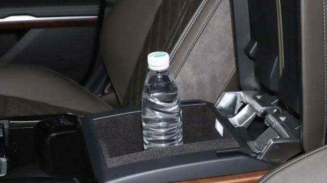 开了四年多奥迪车主依然没搞明白，中控旁这个狭窄凹槽到底是用来放什么的，试过各种物品都不合适却又舍不得放弃这块储物位