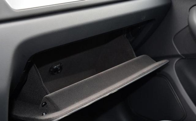 开了四年多奥迪车主依然没搞明白，中控旁这个狭窄凹槽到底是用来放什么的，试过各种物品都不合适却又舍不得放弃这块储物位-有驾