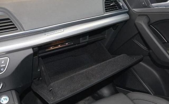 开了四年多奥迪车主依然没搞明白，中控旁这个狭窄凹槽到底是用来放什么的，试过各种物品都不合适却又舍不得放弃这块储物位-有驾