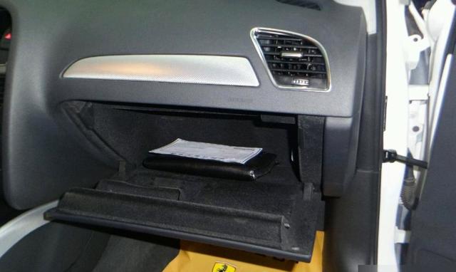 开了四年多奥迪车主依然没搞明白，中控旁这个狭窄凹槽到底是用来放什么的，试过各种物品都不合适却又舍不得放弃这块储物位-有驾