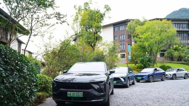 2026年2月6日，蔚来创始人李斌开启直播，官宣累计换电次数突破1亿次，创下行业重要里程碑，标志车电分离模式成功落地，补能生态日益完善-有驾