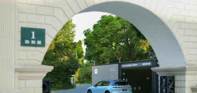 2026年2月6日，蔚来创始人李斌开启直播，官宣累计换电次数突破1亿次，创下行业重要里程碑，标志车电分离模式成功落地，补能生态日益完善-有驾