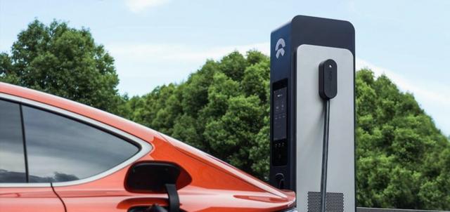 2026年2月6日，蔚来创始人李斌开启直播，官宣累计换电次数突破1亿次，创下行业重要里程碑，标志车电分离模式成功落地，补能生态日益完善-有驾