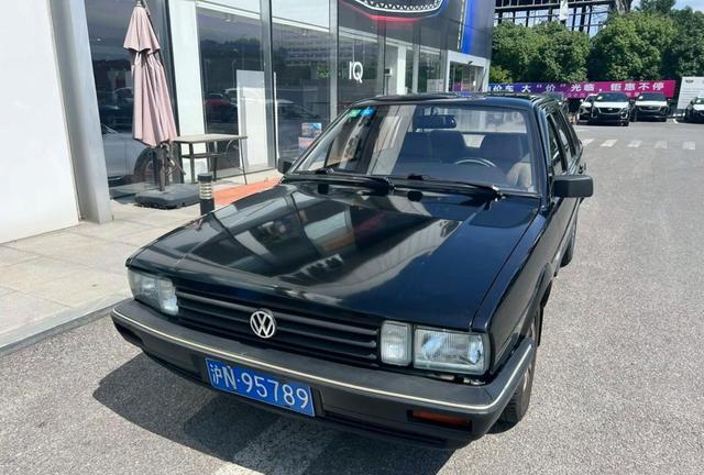 谁的青春没见过桑塔纳，这辆国民神车陪伴几代人走过风雨，成为时代记忆不可磨灭的经典符号