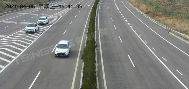 去趟甘肃，在兰海高速上因不明显的草丛摄录被罚12分500元，路上没车一不小心超速就被抓拍，很多司机都感叹这摄录太隐蔽了