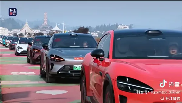 386辆小米婚车队刷屏！雷军直播间透露：新郎很特别 集齐SU7/YU7/Ultra