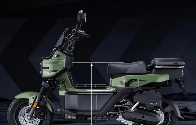 2026年春节前重庆摩博会上，新大洲本田SquareX125以12680元的价格逆势热卖，外观方盒子设计加实用多功能布局吸引追求个性的年轻消费者-有驾