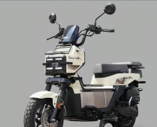 2026年春节前重庆摩博会上，新大洲本田SquareX125以12680元的价格逆势热卖，外观方盒子设计加实用多功能布局吸引追求个性的年轻消费者-有驾