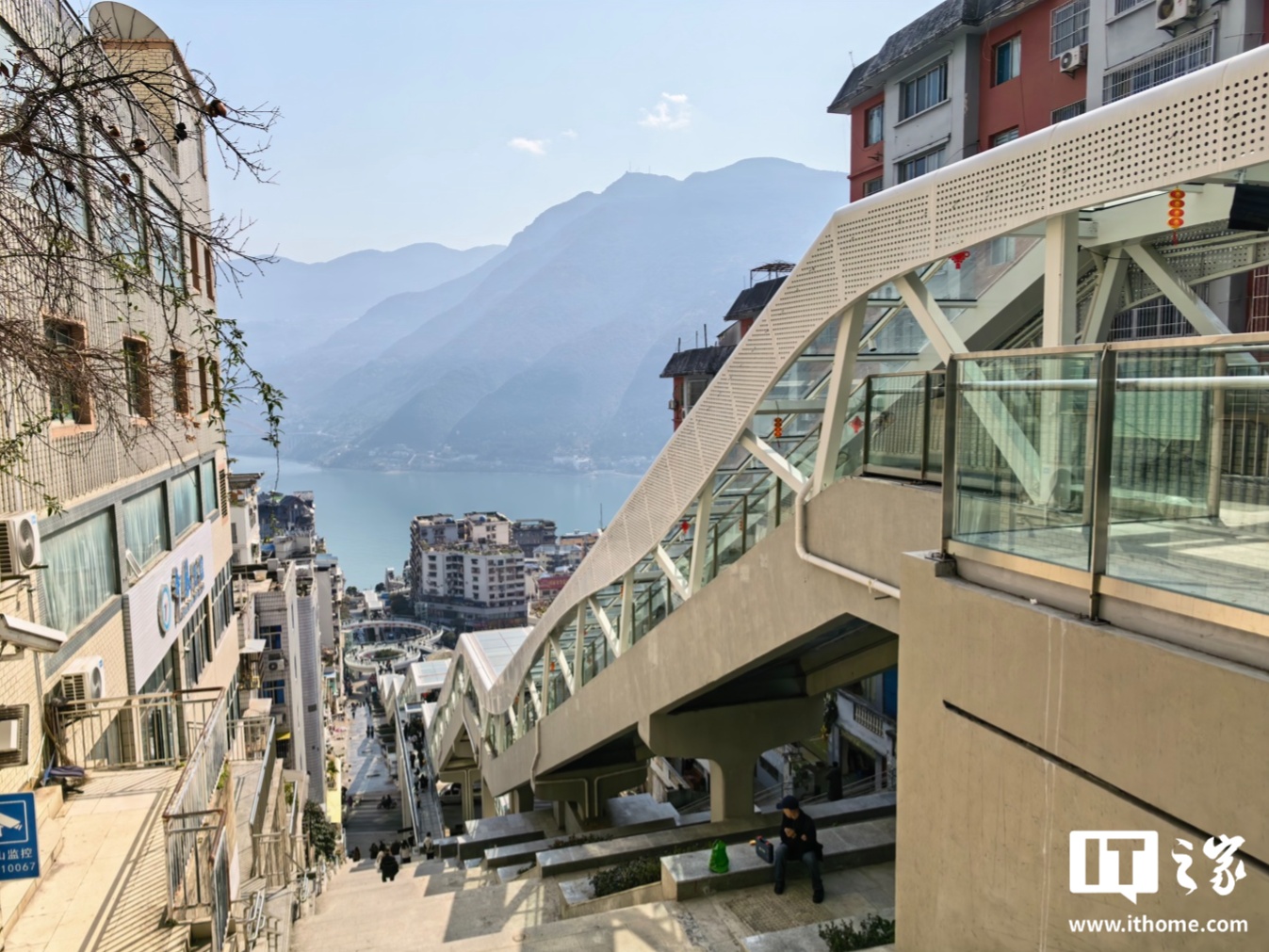 重庆网红最长电梯在哪里_亚洲重庆最长电梯有多少米_