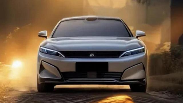 2026年上半年比亚迪大汉全新旗舰轿车谍照曝光，车长超5米直指30万高端市场，搭载激光雷达和豪华智能配置，性价比全面碾压同级对手-有驾