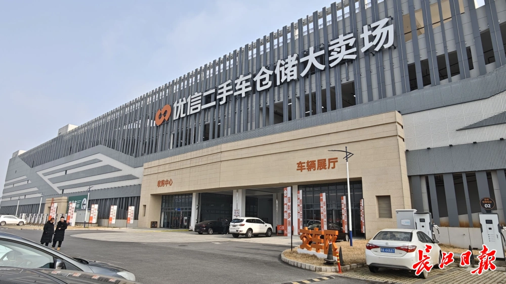 留学生拖箱提车，95后“硬核年货”是台二手车