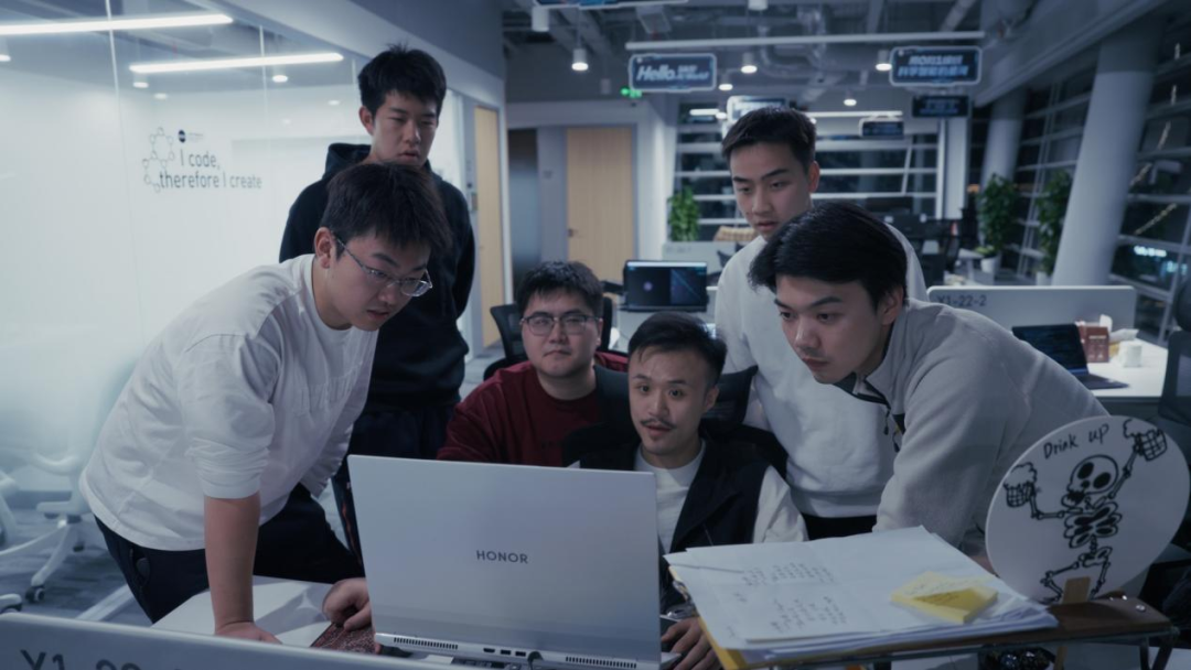 PackingStar团队的科研青年们,从左至右依次为:刘明灏、李鹏宇、马成栋、陶兆巍、陈浩钧、毛子皓