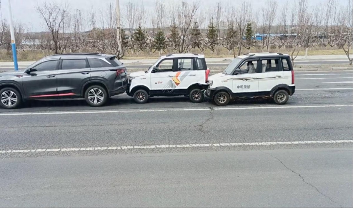 老头乐“超进化”，无人车“目中无人”，该管管了！