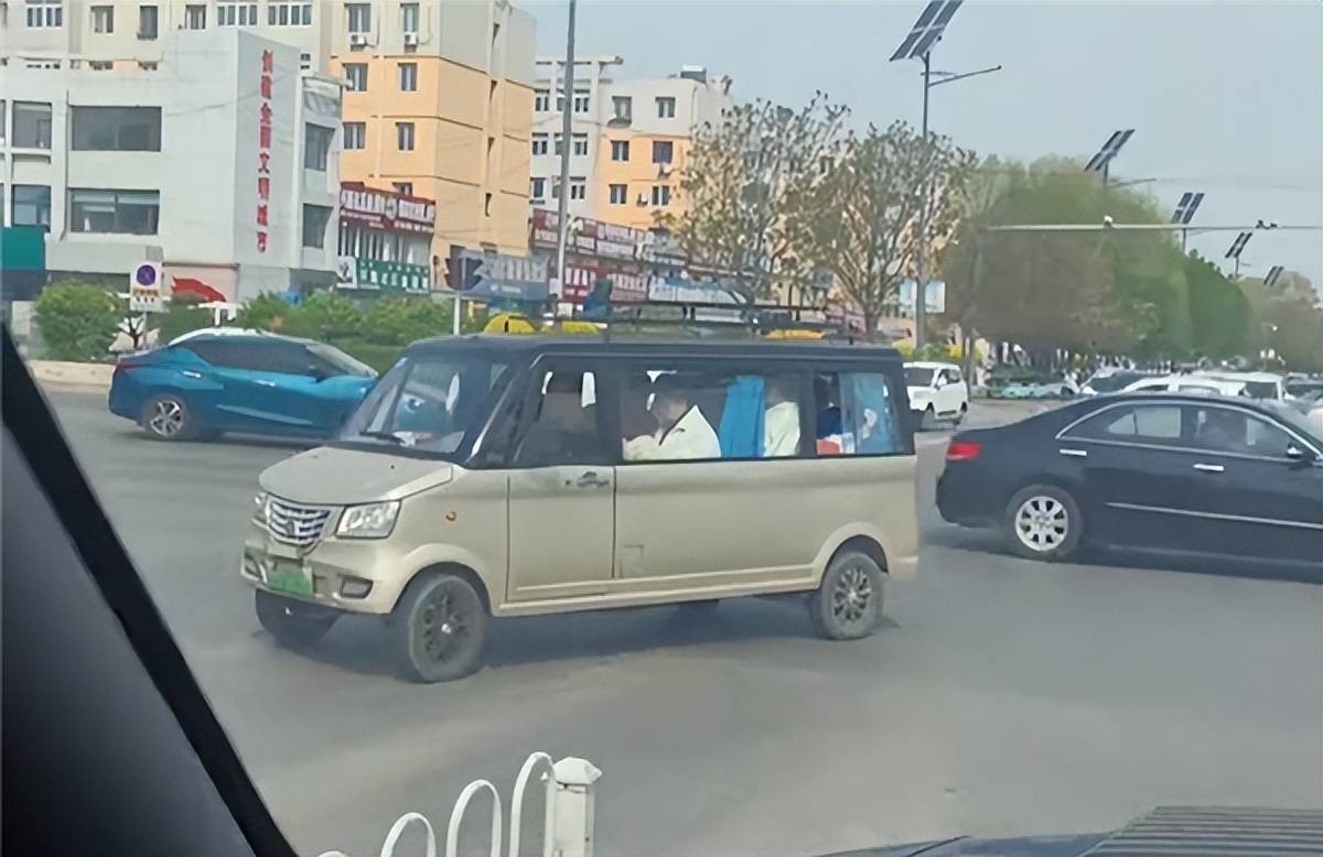 老头乐“超进化”,无人车“目中无人”,该管管了!__老头乐“超进化”,无人车“目中无人”,该管管了!