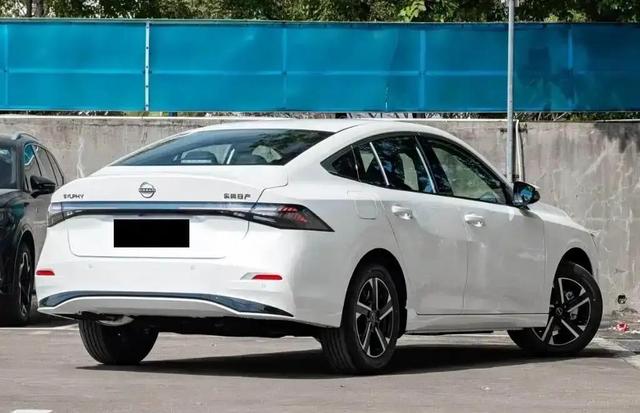 12万买1.6L全新轩逸?到店实拍内饰升级引热议-有驾