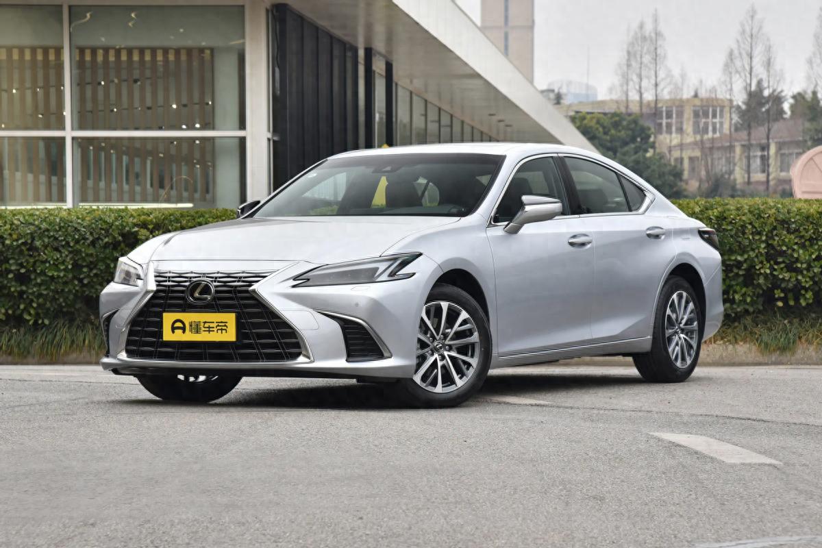 雷克萨斯ES裸车跌破20万,买它过年回家还能装“大哥”吗?