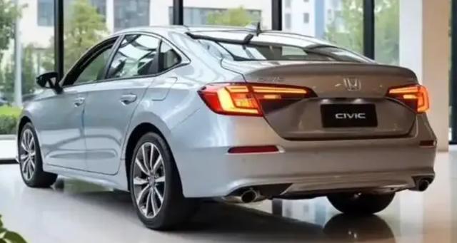 全新本田思域混动版亮相，4.3L油耗+7.5秒破百，省油不肉真的存在？-有驾