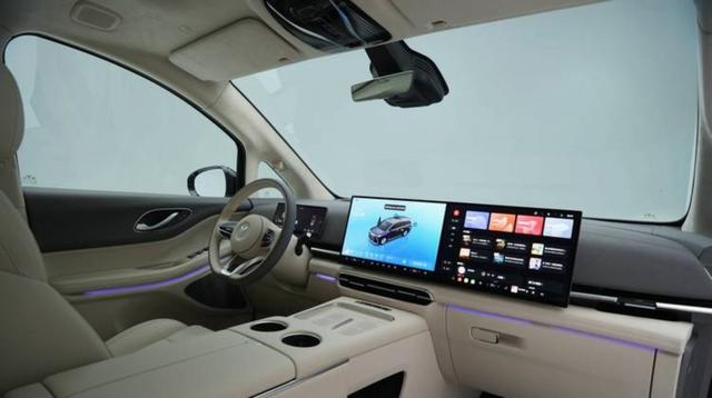 家用车安全与轻松永远第一位，卡罗拉家族标配Toyota Pilot智能驾驶辅助，全速域自适应巡航与多重安全守护让每次出行更安心-有驾