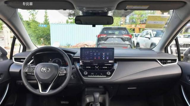 这就是赤裸裸的现实，丰田卡罗拉销量从2015年巅峰逐渐下滑，新能源冲击下的市场变化令人深思