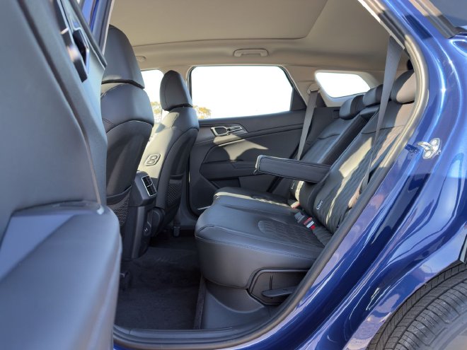 中期改款全面焕新 实拍起亚新狮铂拓界