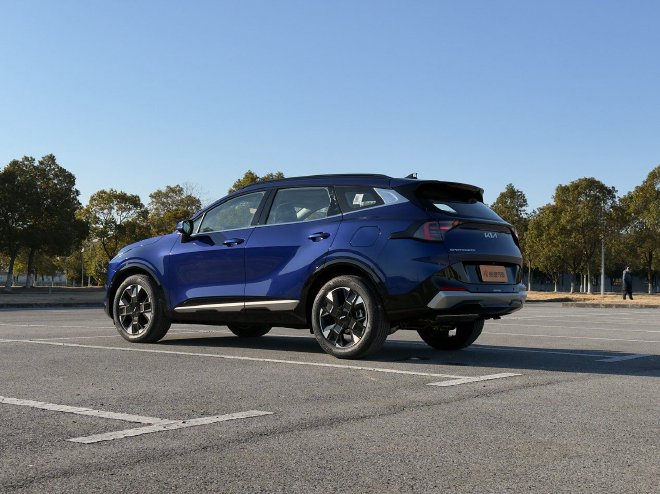 中期改款全面焕新 实拍起亚新狮铂拓界