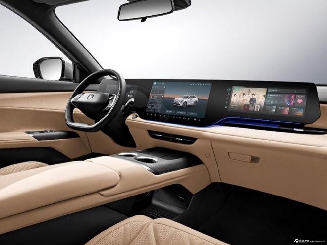 冰面跳台飞跃20.9米 长安第四代CS75PLUS挑战吉尼斯世界纪录__冰面跳台飞跃20.9米 长安第四代CS75PLUS挑战吉尼斯世界纪录