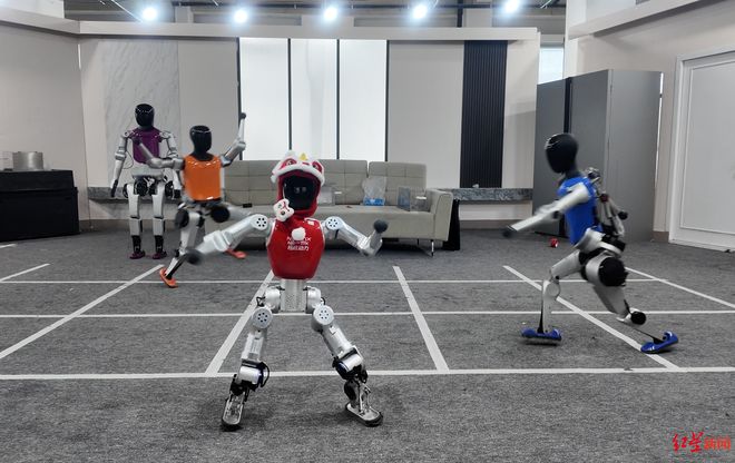 “假蔡明”如何做到同步一致？机器人学会了多少种舞蹈？松延动力春晚揭秘