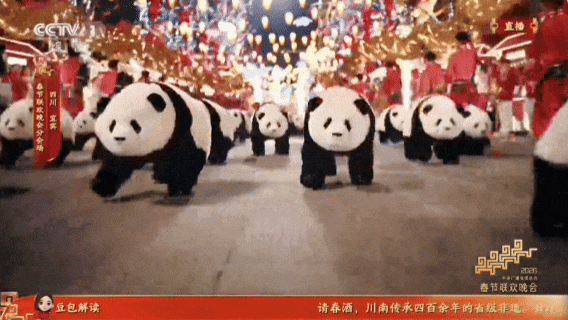 魔法原子春晚舞台倒酒，捅破了机器人「只会表演」的窗户纸