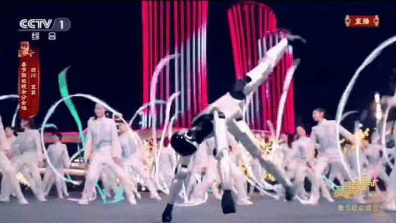 魔法原子春晚舞台倒酒，捅破了机器人「只会表演」的窗户纸__魔法原子春晚舞台倒酒，捅破了机器人「只会表演」的窗户纸