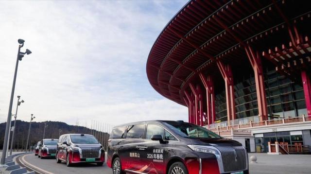 刷到春晚彩排路透，看到希林娜依·高下魏牌高山时镜头特写车身，央视官方确认魏牌高山成2026春晚新媒体用车