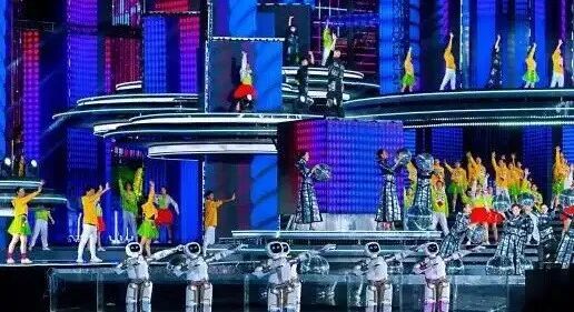 为什么春晚的机器人不“僵”了？具身智能正在经历一场大脑进化