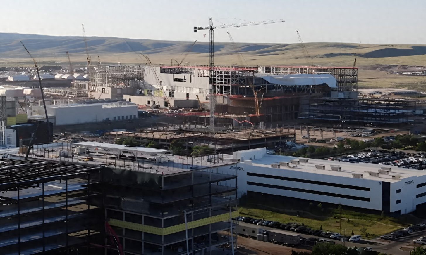 存储三巨头疯狂建厂：产能填补AI缺口，消费者恐继续缺货