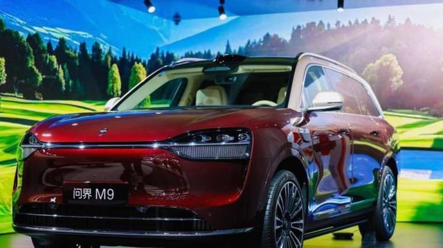 问界M9新年福气的传递者，成为春晚“送福官”，用智能科技和高安全性守护每一次出行