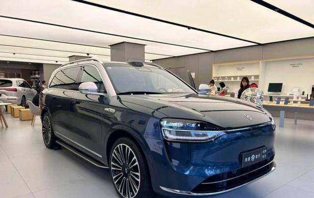 问界M9新年福气的传递者，成为春晚“送福官”，用智能科技和高安全性守护每一次出行-有驾