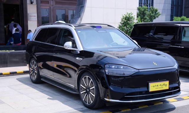 问界M9新年福气的传递者，成为春晚“送福官”，用智能科技和高安全性守护每一次出行-有驾