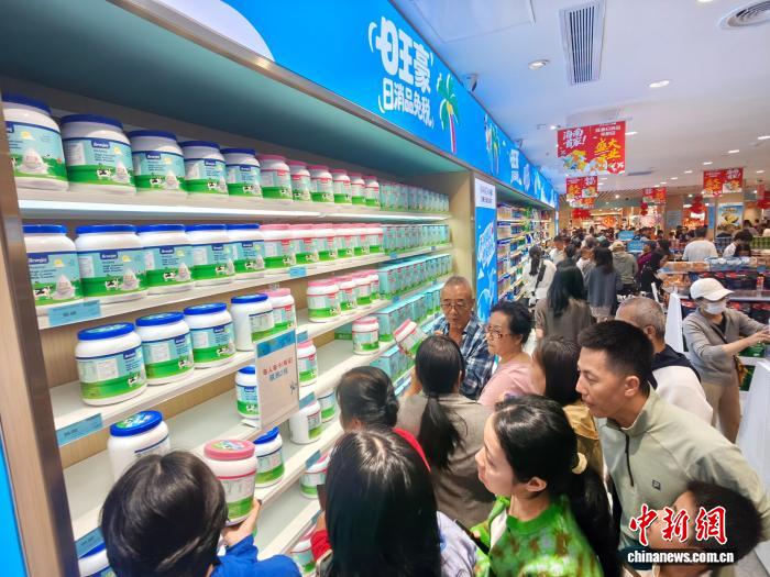 海南日用消费品免税店开业首周销售额276.8万元