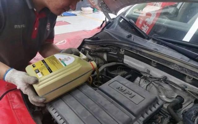 你能想象吗，说出来都没人相信，在高速上跑机油消耗竟比汽油还贵，400多公里4小时路程机油竟用了4桶花费超千元-有驾