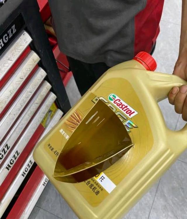 你能想象吗，说出来都没人相信，在高速上跑机油消耗竟比汽油还贵，400多公里4小时路程机油竟用了4桶花费超千元-有驾